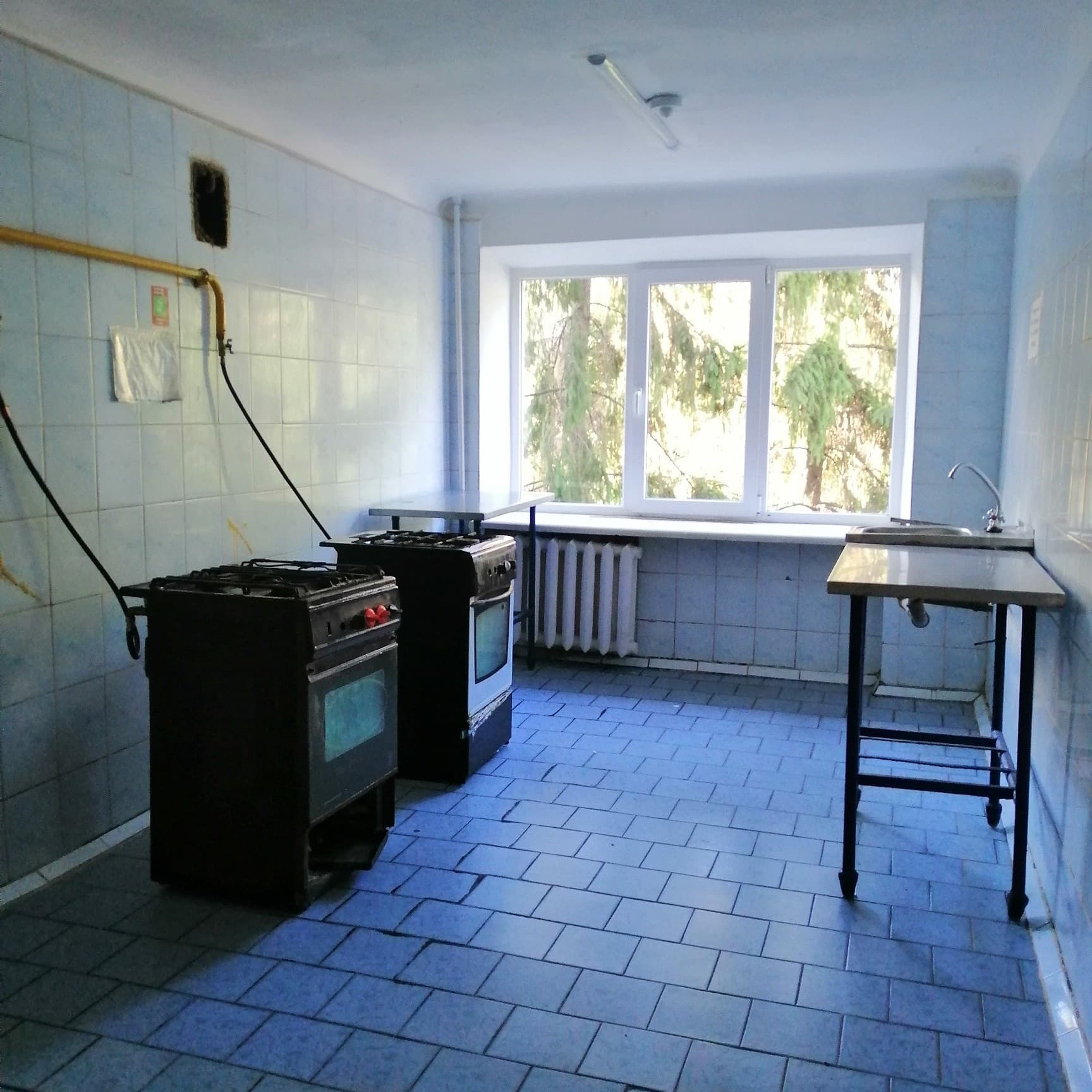 A kitchen on the floor (1)