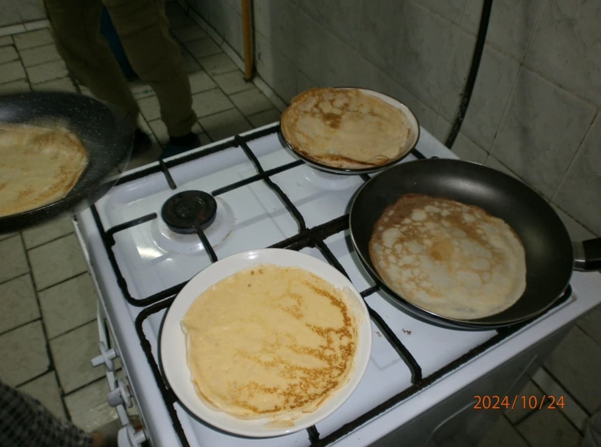 A kitchen on the floor (2)